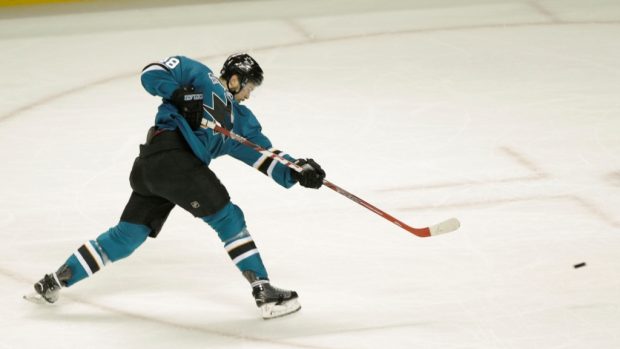 Tomáš Hertl střílí vítěznou branku v zápase proti St. Louis Blues