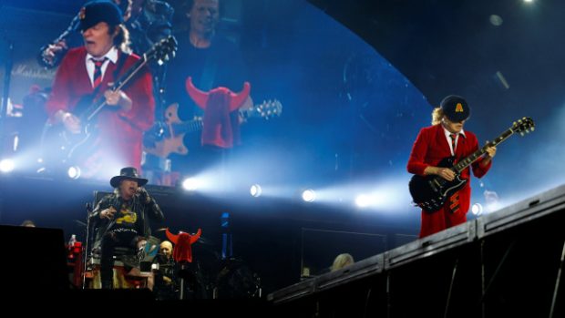 Koncert kapely AC/DC ve španělské Seville. Zastupující zpěvák Axl Rose sedí vlevo na fotografii