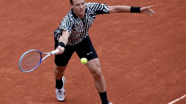 Tomáš Berdych se neúspěšně natahuje po ráně od Novaka Djokoviće