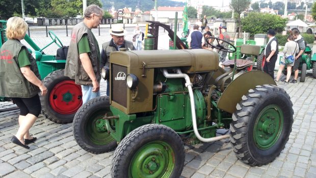 Traktory značky Svoboda se po desítkách let vrátily do Prahy