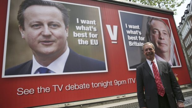 Předseda Strany pro nezávislost Spojeného království Nigel Farage před plakátem propagujícím jeho TV debatu s premiérem