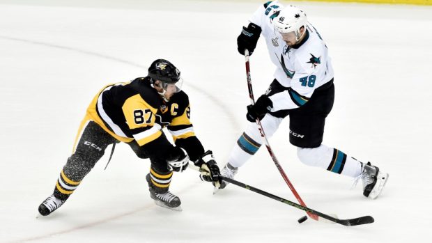 Český útočník Tomáš Hertl (vpravo) bude chybět i v pátém finálovém duelu. Pittsburgh vede nad San Jose 3:1 na zápasy