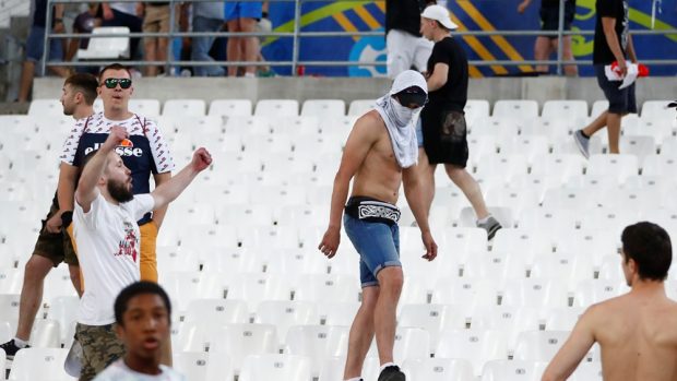 Bitka mezi ruskými a anglickými fanoušky na stadionu v Marseille