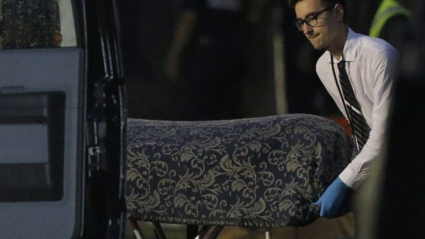 Převoz jedné z obětí masakru v orlandském gay klubu