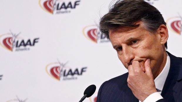 Prezident IAAF Sebastian Coe na tiskové konferenci ve Vídni