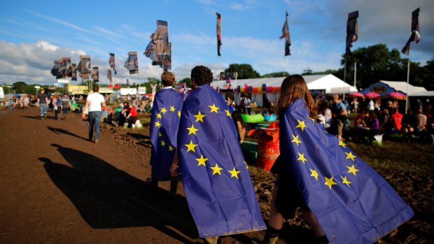 Britské referendum se kryje s festivalem Glastonbury. Návštěvníci nemohou na místě volit