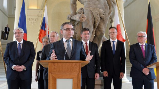 Ministři zahraničí zemí V4 a Francie a Německa jednali o brexitu. Na snímku z tiskové konference jsou (zleva) W. Waszczykowski z Polska, J. M. Ayrault z Francie, L. Zaorálek, M. Lajčák ze Slovenska, P. Szijjártó z Maďarska a F. W. Steinmeier z Německa