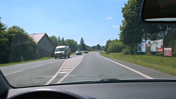Silnice přes Skotnici je široká a přehledná