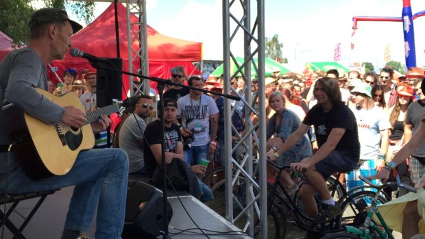 Na Rock for People už dorazily tisíce lidí. Potlesk sklidil i folkový písničkář Jiří Schmitzer