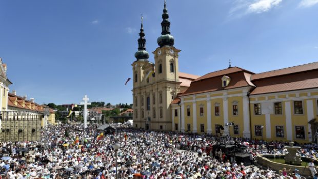 Dny lidí dobré vůle a oslavy výročí příchodu věrozvěstů Cyrila a Metoděje pokračovaly na Velehradě slavnostní mší na nádvoří u baziliky Nanebevzetí Panny Marie a sv. Cyrila a Metoděje