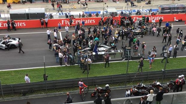 Vůz Lewise Hamiltona v obležení mechaniků před VC Rakouska 2016