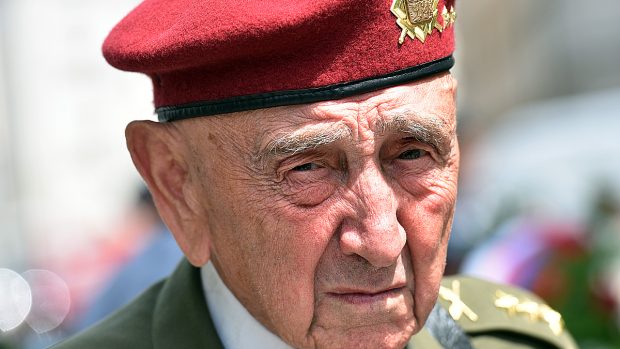 Setkání s válečnými veterány při příležitosti 76. výročí bitvy o Anglii, pietní akt na náměstí Svobody (archivní foto)