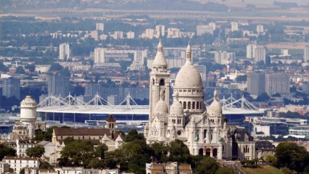 Fotbalový stánek Stade de France schovaný za bazilikou Sacré-Cœur