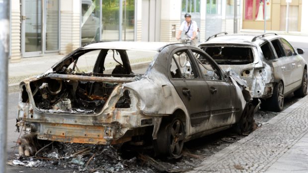 Ohořelé auto na berlínské ulici po střetu policie s levicovými demonstranty