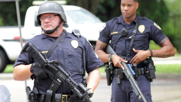 Útočník zastřelil v Baton Rouge nejméně tři policisty