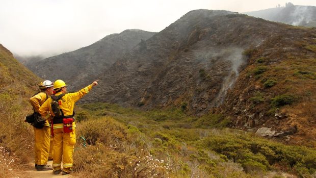 Hasiči se snaží dostat pod kontrolu lesní požár u kalifornského Big Sur