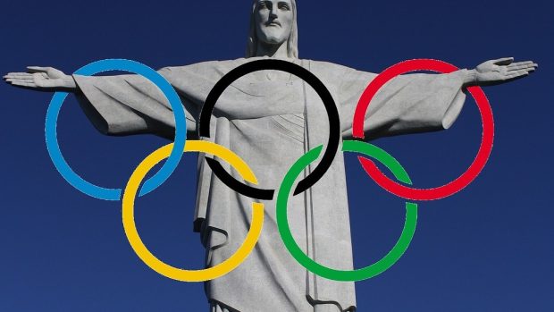 Socha Ježíše Krista nad městem Rio de Janeiro s olympijskými kruhy