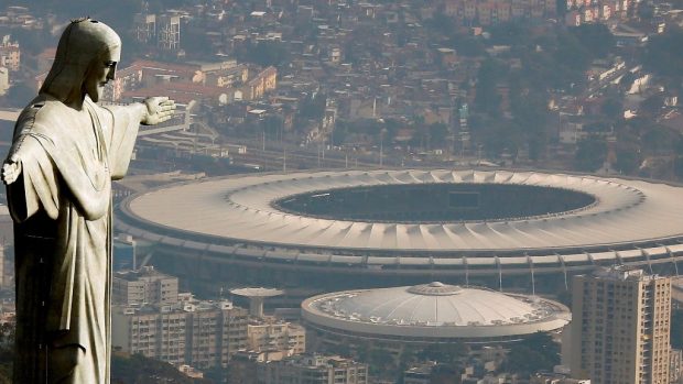 Socha Ježíše dohlíží na stadion Maracaná, který se chystá na slavnostní zahájení