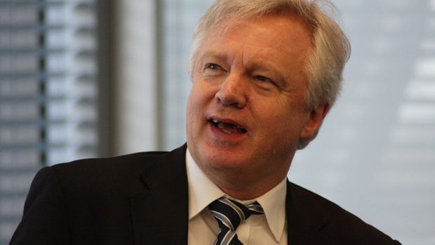 Ministr pro brexit David Davis prý má jen polovinu ze 250 expertů