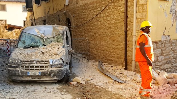 Historická obec Amatrice po ničivém zemětřesení, které udeřilo ve střední Itálii
