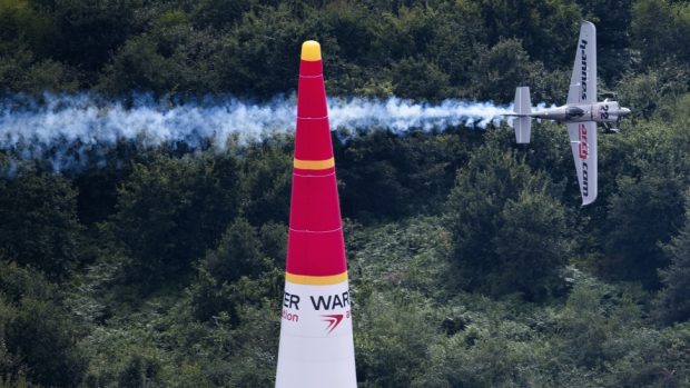 Hannes Arch byl profesionálním leteckým akrobatem