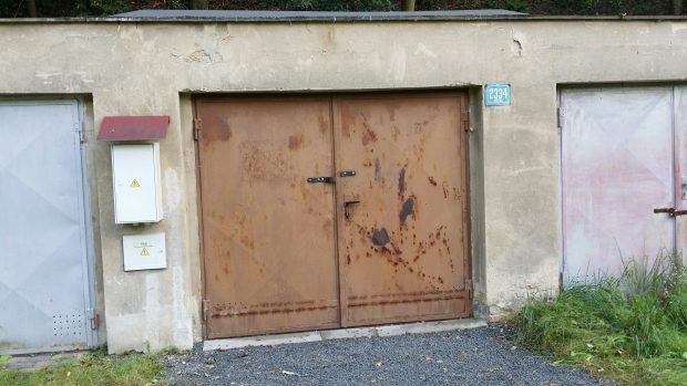 Garáž ve čtvrti Střekovv Ústí nad Labem, kterou detektivové zajistili v souvislosti s náhlým zmizením třináctileté dívky a šestnáctiletého chlapce