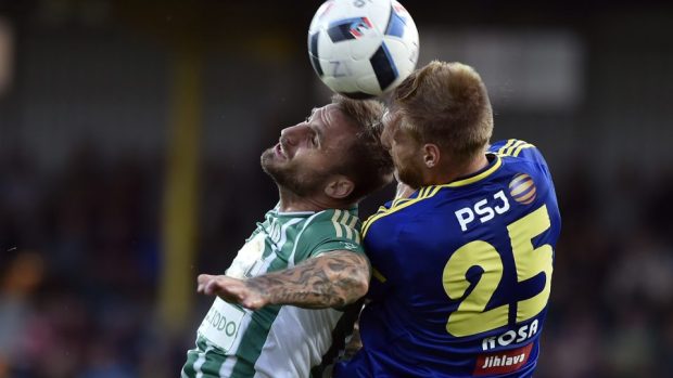 Jan Holenda (vlevo) se postaral o úvodní trefu Bohemians v Jihlavě