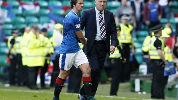 Podají si Joey Barton s Markem Warburtonem ruku? Anglický záložník se má v pondělí hlásit v tréninkovém centru Rangers