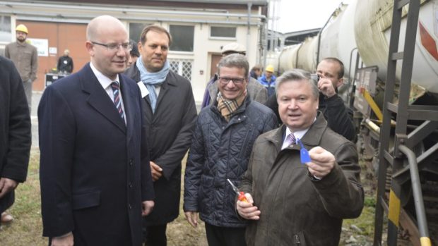 Plombu na cisterně přestřihli Bohuslav Sobotka a Pavel Švagr.