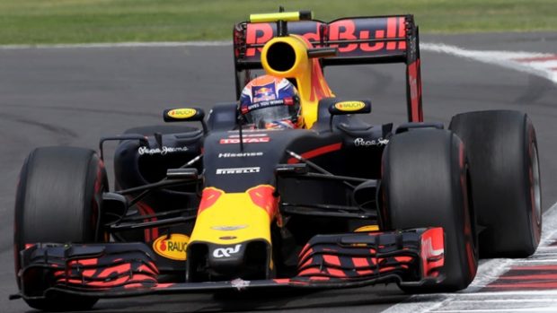 Max Verstappen na dráze v Mexiku