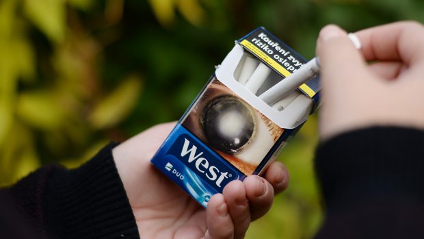 Od prosince musí být na krabičkách cigaret odstrašující obrázky