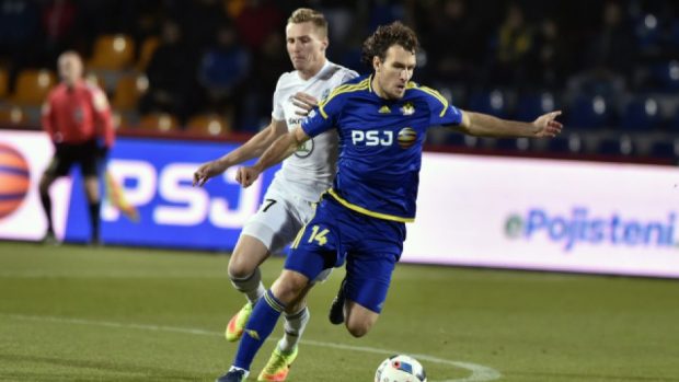 Michael Rabušic v souboji s mladoboleslavským Petrem Marešem