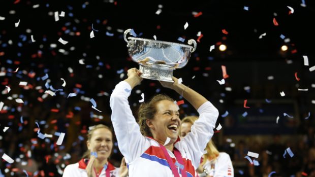 Barbora Strýcová s pohárem pro vítězky Fed Cupu