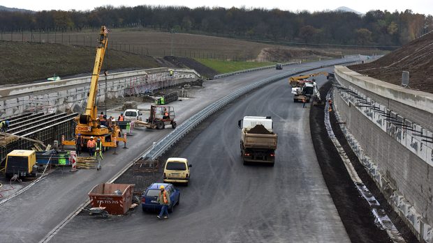 Dálnice D8, poblíž obce Prackovice nad Labem