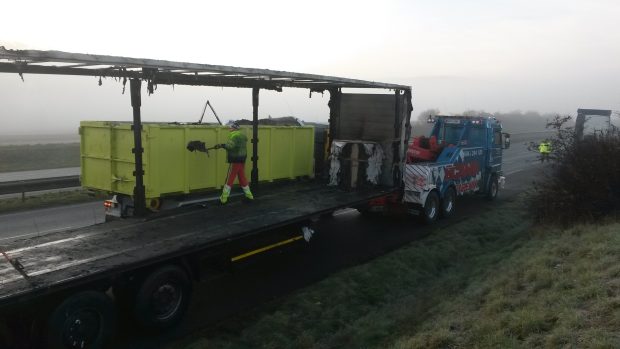 Poškozený kamion po požáru před odtahem z dálnice D10.
