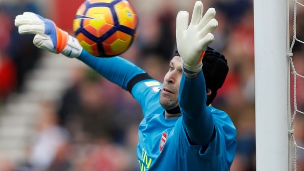 Petr Čech drží Arsenal v minimálním odstupu na čelo Premier League