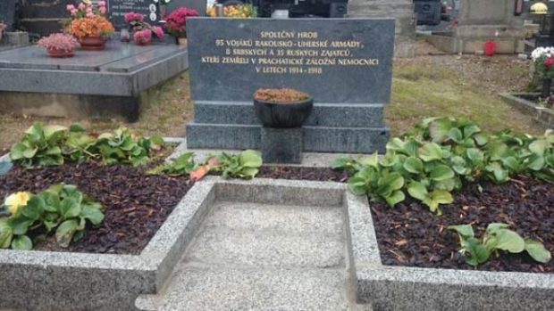 U pomníku uctívali rudoarmějce. Ve společném hrobě ale leželi vojáci z první světové války