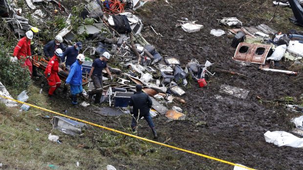 Záchranáři pracují na místě pádu letadla, kterým cestovalo 77 lidí