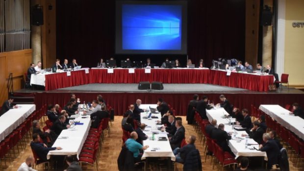 Ve velkém sále Domu kultury města Ostravy začalo přezkumné jednání ve věci společnosti Vítkovice Power Engineering