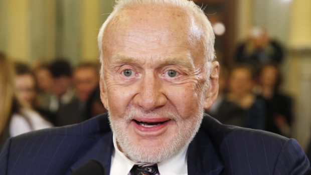 Buzz Aldrin v roce 1969 coby druhý člověk v historii vystoupil na Měsíc