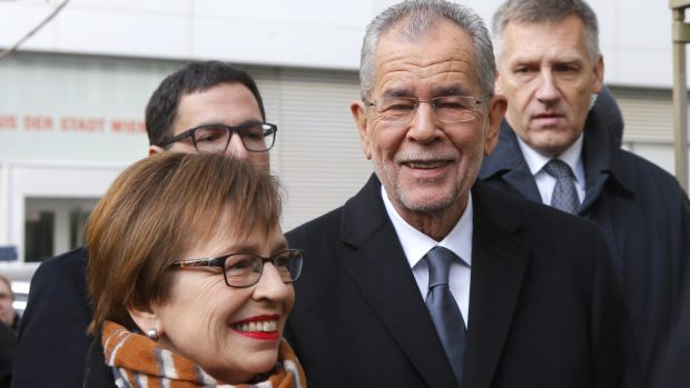Kandidát na prezidenta Alexander Van der Bellen jde s manželkou do volební místnosti