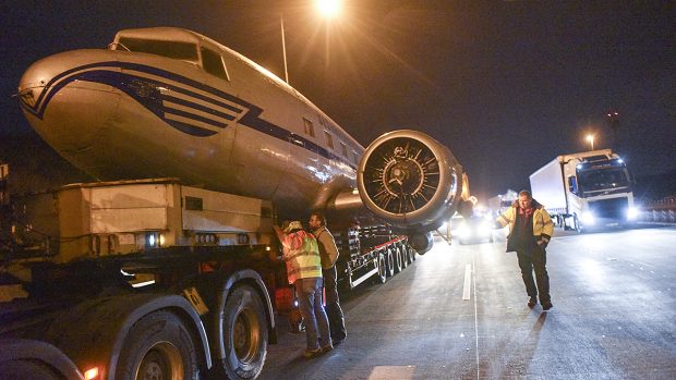 Historický letoun DC-3 se stěhoval z Ruzyně do Kbel