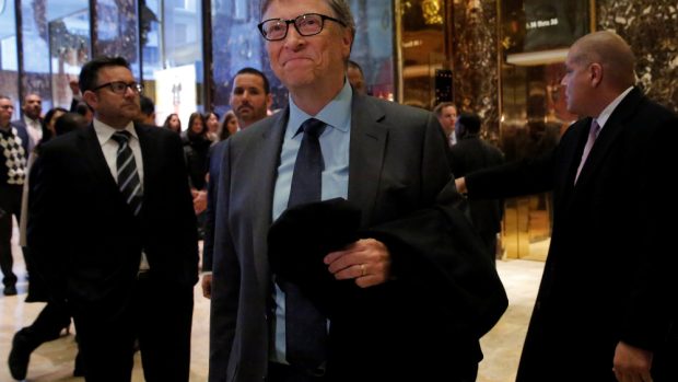 Bill Gates prochází lobby Trump Tower na Manhattanu