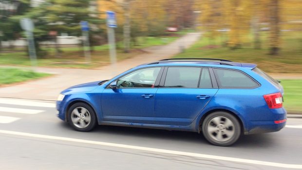 Rychlé auto u přechodu pro chodce