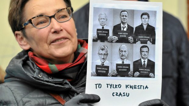 &quot;Je to jen otázka času.&quot; Transparent na protivládní demonstraci posílá vrcholné politiky z PiS do vězení.