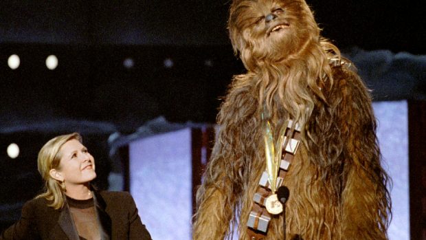 Carrie Fisherová po boku Chewbaccy