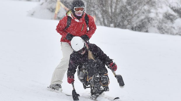 Jízdu na monoski se musejí naučit i studenti bez hendikepu