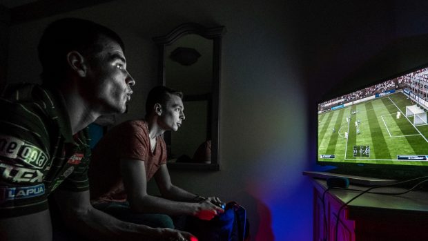 Biatlonista Michal Krčmář trávil volný čas hraním fotbalu na playstationu, vyzval i reportéra Radiožurnálu Davida Nyče