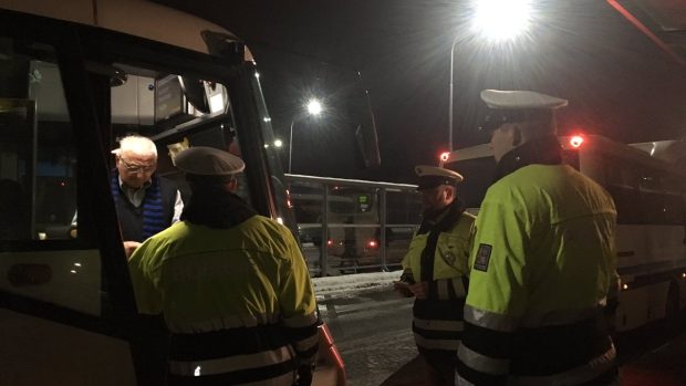 Policie kontroluje řidiče autobusů