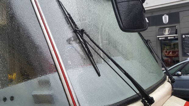 Namrzlé čelní sklo tramvaje